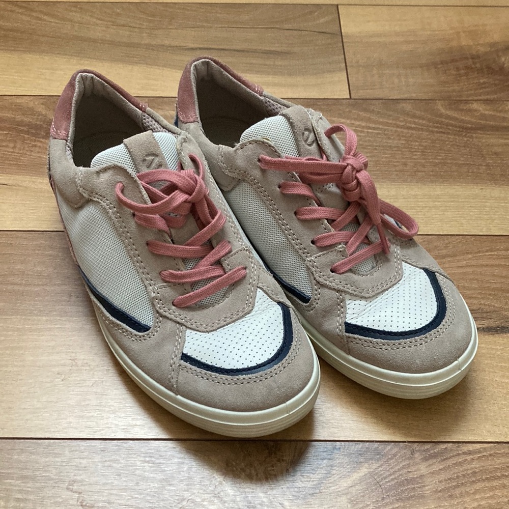 Ecco Soft Classic W sneaker. Size 38 / 7-7.5